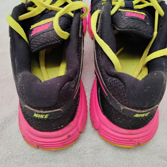 women's Nike Revolution 2 low black size 6.5 - Picture 4 of 4